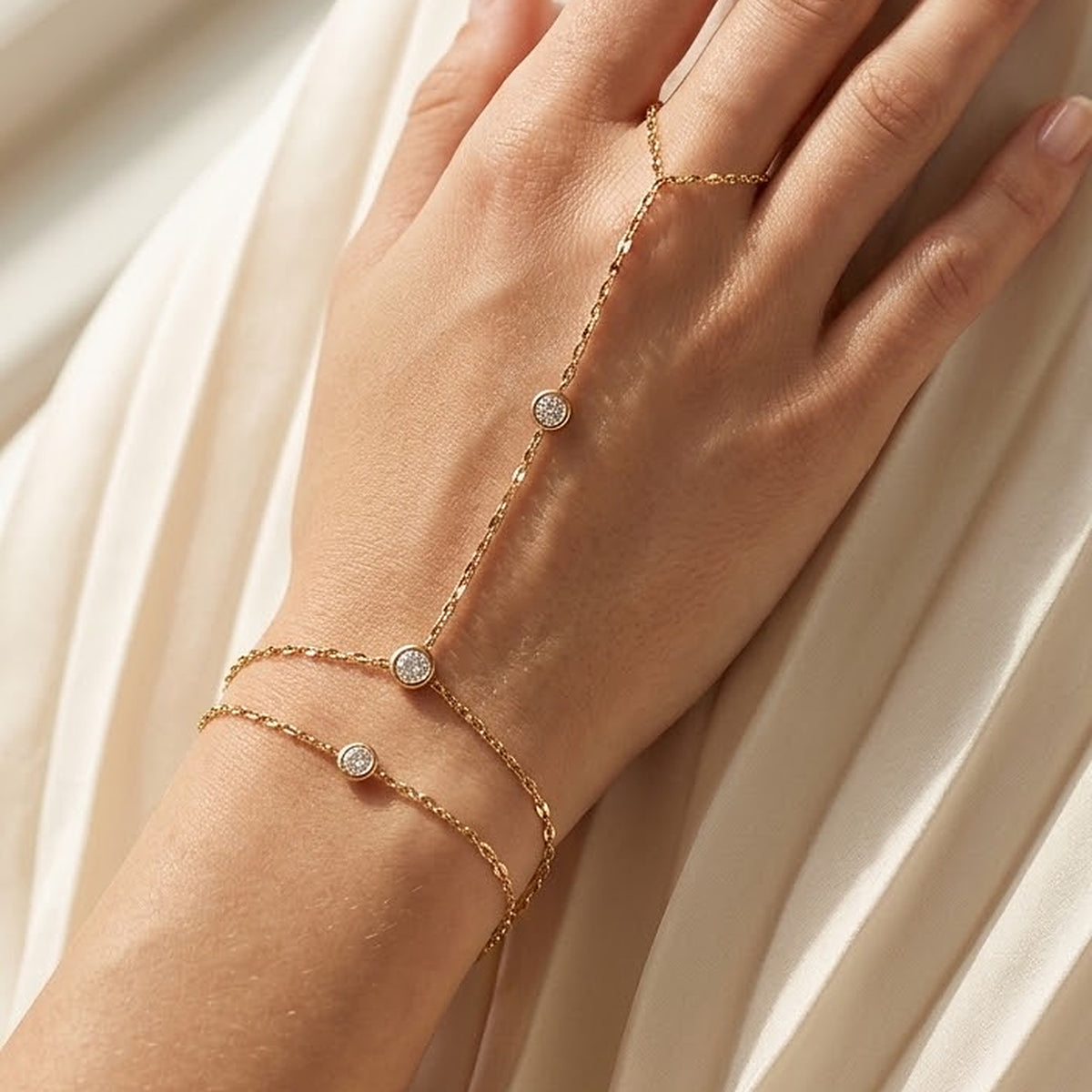 Bracelet de main Constellation porté sur la main