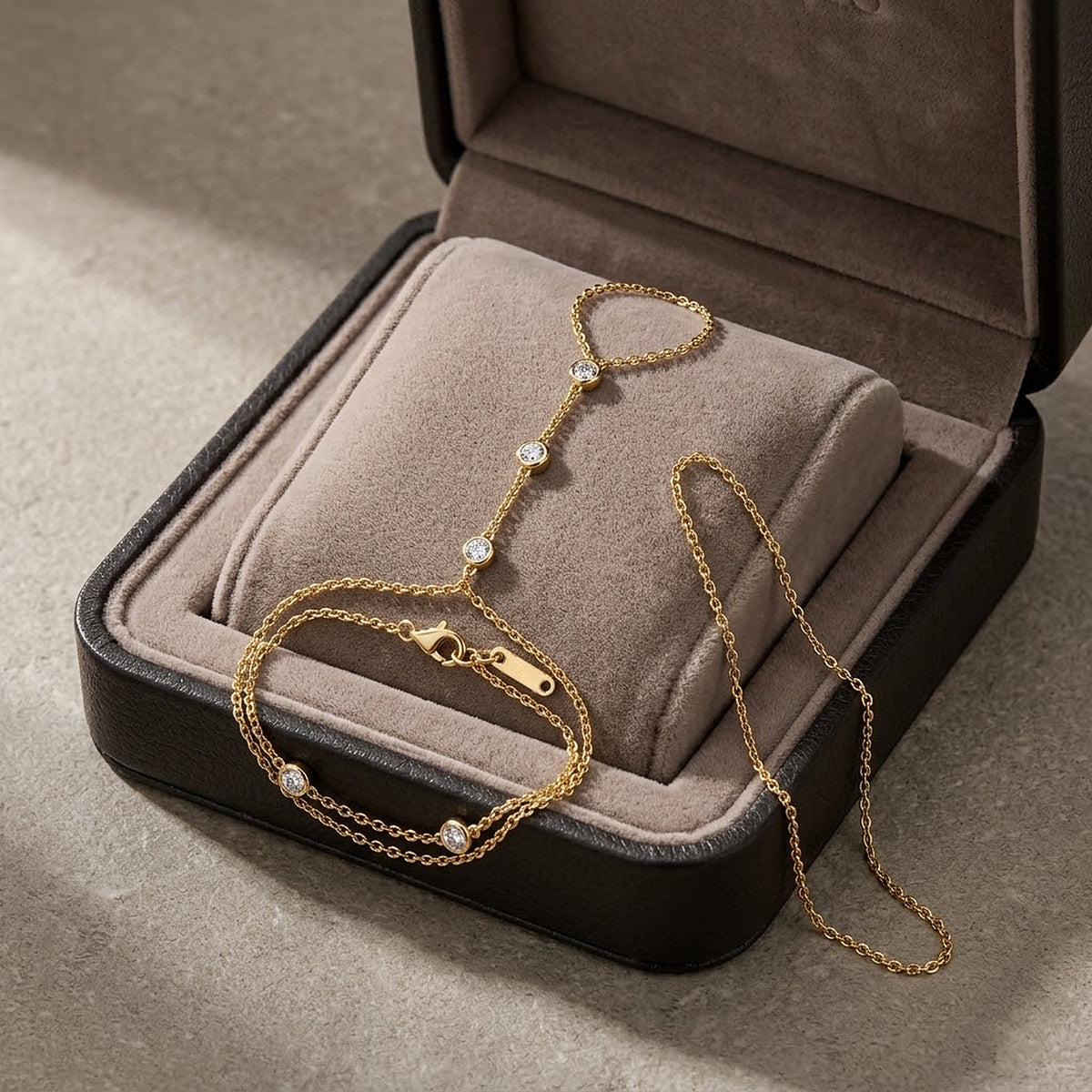 Bracelet de main Constellation présenté dans son écrin