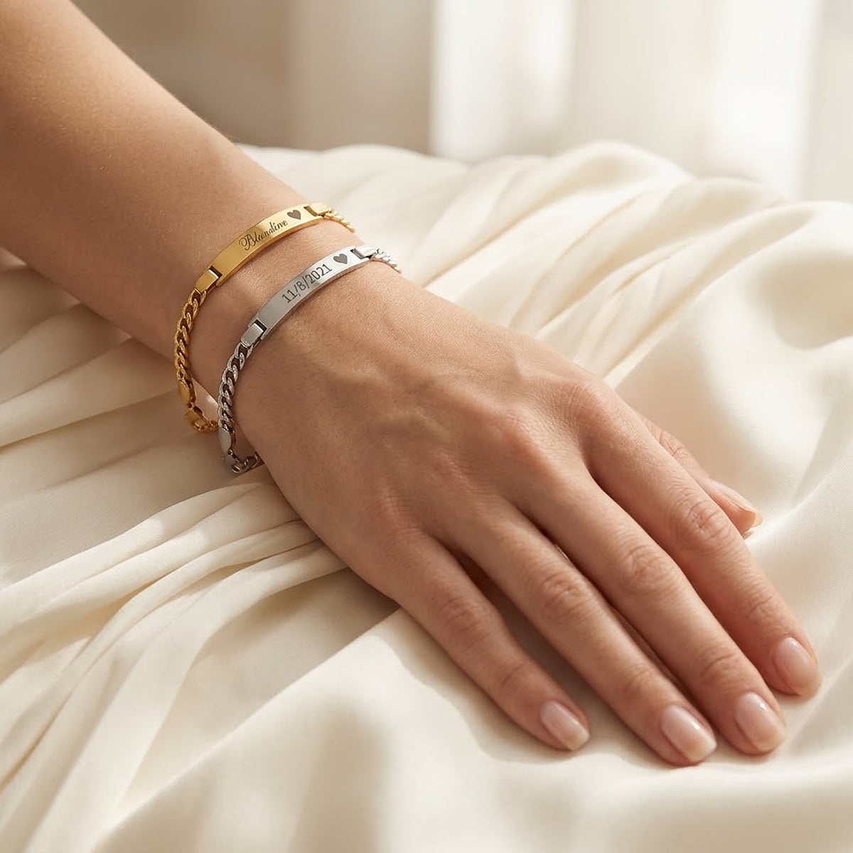Bracelet gravé personnalisé porté au poignet