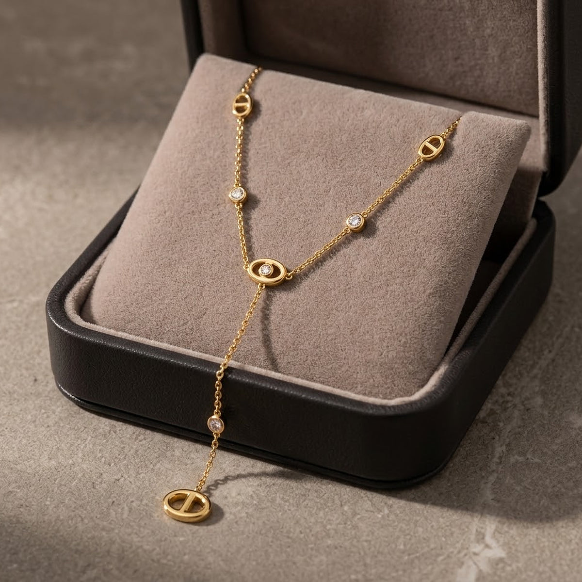 Collier lariat maille marine présenté dans son écrin